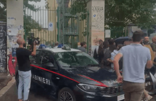 Prof accoltellata a Roma, la testimonianza di uno studente: "Il 13enne indossava casco, ha colpito con coltello e con due pugni" Prof accoltellata a Roma, la testimonianza di uno studente: "Il 13enne indossava casco, ha colpito con coltello e con due pugni"