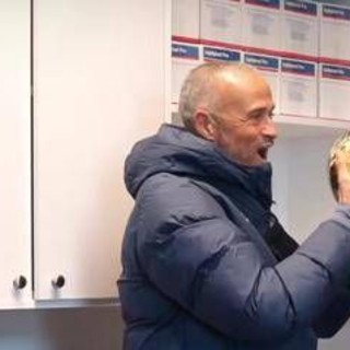 Luis Enrique 'ruba' il Pallone d'oro a Dembélé: il video della festa in casa Psg