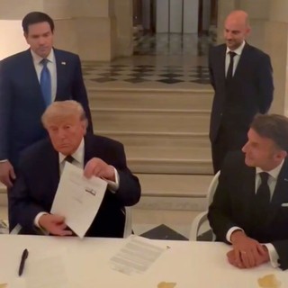 Trump firma l’accordo, Teheran conferma. Hormuz riaperto subito
