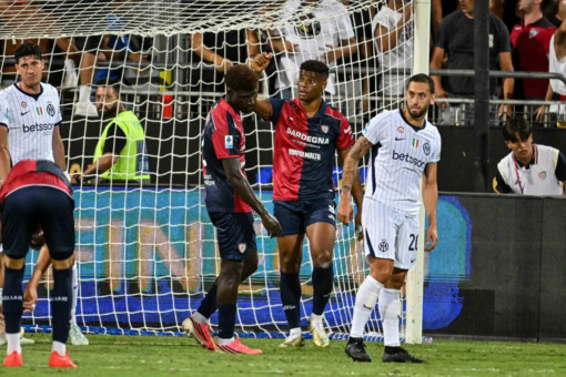 Calhanoglu lancia l’Inter a Cagliari, nerazzurri a punteggio pieno Calhanoglu lancia l’Inter a Cagliari, nerazzurri a punteggio pieno