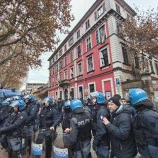 Askatasuna, sgombero dopo 30 anni: da guerriglia no tav al raid a la Stampa Askatasuna, sgombero dopo 30 anni: da guerriglia no tav al raid a la Stampa