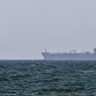 Iran, petroliera in fiamme al largo dell'Arabia Saudita: colpita da 'proiettile non identificato'