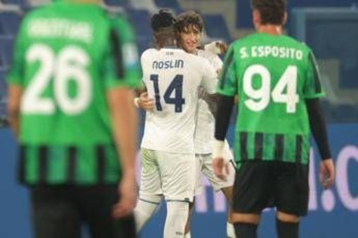Due gol convalidati dopo check del Var e un rosso: caos in Sassuolo-Lazio