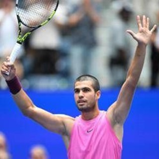Alcaraz batte Djokovic e vola in finale US Open. Ora tocca a Sinner