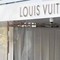 Colpo grosso da Louis Vuitton in via dei Condotti, vetrina sfondata con l'auto e merce rubata Colpo grosso da Louis Vuitton in via dei Condotti, vetrina sfondata con l'auto e merce rubata