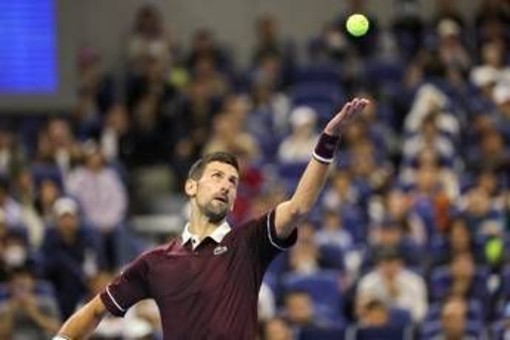 Djokovic torna a vincere: De Minaur si ritira e il serbo conquista per la settima volta Pechino Djokovic torna a vincere: De Minaur si ritira e il serbo conquista per la settima volta Pechino
