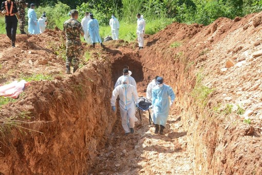 In Nepal si aggrava il bilancio delle vittime, oltre 1000 i morti In Nepal si aggrava il bilancio delle vittime, oltre 1000 i morti