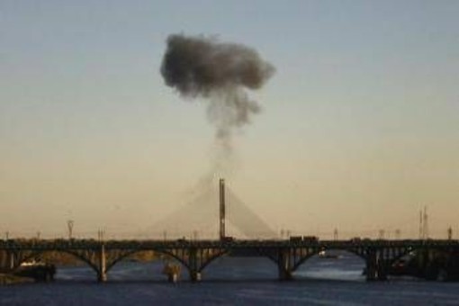 Ucraina, Russia colpisce un altro ponte a Kiev. Il sindaco: "Gli attacchi stanno distruggendo la città"