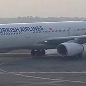 Aereo prende fuoco dopo atterraggio a Kathmandu in Nepal Aereo prende fuoco dopo atterraggio a Kathmandu in Nepal