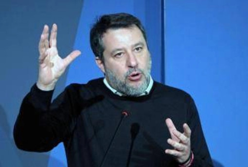 Salvini contro il kit di sopravvivenza Ue: &quot;L'emergenza da fermare è l'invasione islamica&quot;