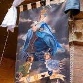 Palio di Siena 16 agosto, il Drappellone fa discutere: polemiche sul volto della Madonna 'androgina' Palio di Siena 16 agosto, il Drappellone fa discutere: polemiche sul volto della Madonna 'androgina'