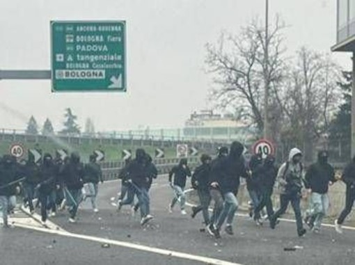 Scontri tra tifosi della Fiorentina e della Roma in autostrada a Bologna: auto danneggiate