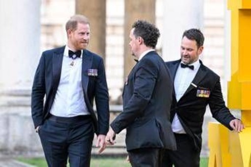 Harry fa la sua prima apparizione pubblica dopo il ritorno a Londra. Meghan non è al suo fianco﻿
