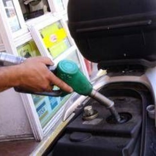 Carburante annacquato, irregolare un distributore su cinque. Pd: "Governo intervenga". Lega: "Bene controlli Gdf" Carburante annacquato, irregolare un distributore su cinque. Pd: "Governo intervenga". Lega: "Bene controlli Gdf"