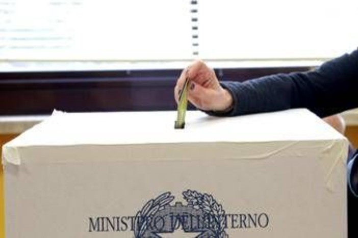 Sondaggi politici, Fratelli d'Italia stabile al 30%, il Pd cala di mezzo punto