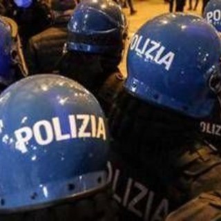 Corteo pro Palestina a Torino, scontri sulla strada dell'aeroporto tra manifestanti e forze ordine