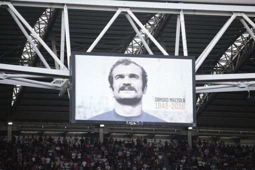 Tifosi di spalle durante il minuto di silenzio per Mazzola, Juventus multata Tifosi di spalle durante il minuto di silenzio per Mazzola, Juventus multata
