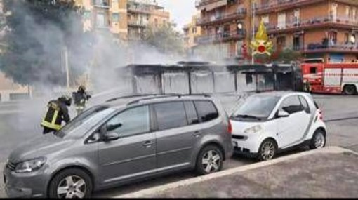 Roma, bus in fiamme: nessun passeggero ferito Roma, bus in fiamme: nessun passeggero ferito