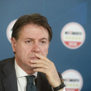 Conte “Costo del carburante fuori controllo, tardivo l’intervento del Governo”