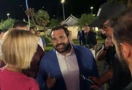 &quot;Non impedite di fare domande&quot;, tensione tra il cronista di Report e la scorta di Giuli a Fenix
