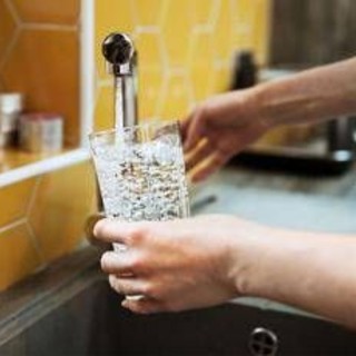 Bere 2 litri d'acqua al giorno per un cuore sano, cosa dice il medico