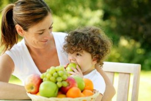 Caldo e bambini, il menù anti-afa dei pediatri: "Più acqua, frutta e pasti leggeri"