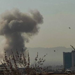 Gli Stati Uniti colpiscono 90 obiettivi in Iran, Teheran attacca basi Usa