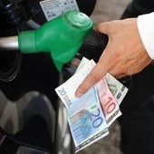 Prezzi carburanti ancora in calo, scendono costi benzina e diesel Prezzi carburanti ancora in calo, scendono costi benzina e diesel