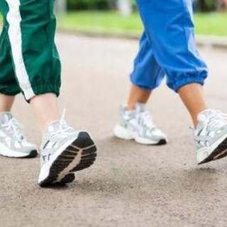 Camminare protegge il cuore e il cervello, non servono 10mila passi al giorno: lo studio