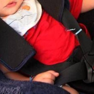 Nuoro, lasciano la bimba di sei mesi nell'auto e vanno a fare la spesa: denunciati due turisti