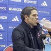 Infarto in conferenza stampa per l'ex Roma Gago, il malore in diretta