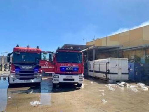 Incendio al centro commerciale Conda d'oro di Palermo: scattata l'evacuazione dell'edificio Incendio al centro commerciale Conda d'oro di Palermo: scattata l'evacuazione dell'edificio