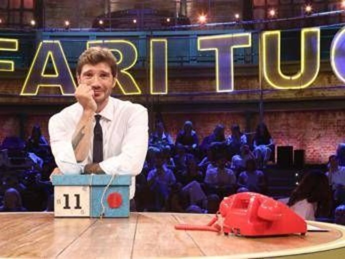 Affari Tuoi, stasera non va in onda: ecco quando torna De Martino Affari Tuoi, stasera non va in onda: ecco quando torna De Martino
