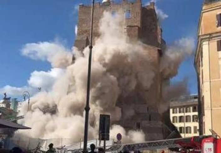 Torre dei Conti, appello degli inquirenti: "Chi ha video del primo crollo si rivolga ai carabinieri" Torre dei Conti, appello degli inquirenti: "Chi ha video del primo crollo si rivolga ai carabinieri"