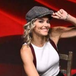 Ballando con le stelle, il piede di Fialdini ancora fasciato e dolorante ma lei non si arrende Ballando con le stelle, il piede di Fialdini ancora fasciato e dolorante ma lei non si arrende