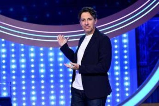 Sanremo 2026, co-conduttore Ubaldo Pantani: chi è l'imitatore di Lapo Elkann Sanremo 2026, co-conduttore Ubaldo Pantani: chi è l'imitatore di Lapo Elkann