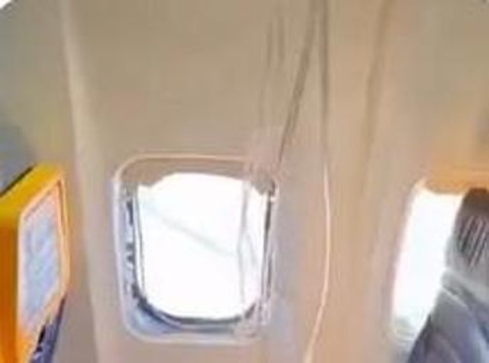 Paura su volo Ryanair, pezzi motore rompono finestrino e passeggero rischia di essere risucchiato Paura su volo Ryanair, pezzi motore rompono finestrino e passeggero rischia di essere risucchiato