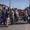 Sudafrica, proteste anti migranti: ronde manifestanti tra le case per cercare irregolari Sudafrica, proteste anti migranti: ronde manifestanti tra le case per cercare irregolari