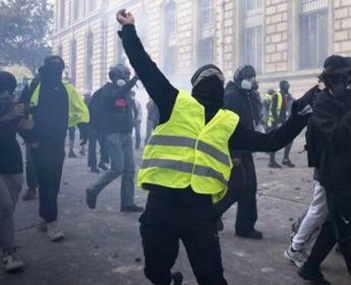 Francia, Gilet Gialli: "Domani in piazza, solo i regimi vietano le proteste"