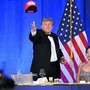 Trump e l'annuncio con il cappellino rosso: "E' mia intenzione candidarmi alle presidenziali 2028"