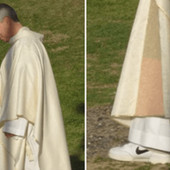 Papa Leone XIV indossa le Nike, sotto la veste sacra spuntano le sneakers: la foto virale