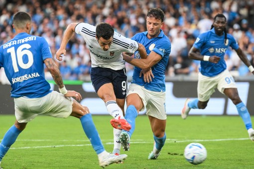 Baturina e Douvikas piegano il Napoli al Maradona, vince il Como 2-1 Baturina e Douvikas piegano il Napoli al Maradona, vince il Como 2-1