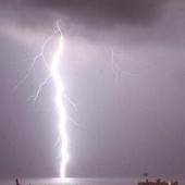 Brindisi, colpito da fulmine mentre pesca su scogli: morto un 70enne Brindisi, colpito da fulmine mentre pesca su scogli: morto un 70enne