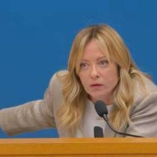 Meloni, domanda sulle tasse: "Quando pensate di farlo?". E lei risponde 'furiosa' Meloni, domanda sulle tasse: "Quando pensate di farlo?". E lei risponde 'furiosa'