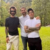 Fedez, vacanza in montagna con fidanzata e figlio. E spunta Leonardo Maria Del Vecchio Fedez, vacanza in montagna con fidanzata e figlio. E spunta Leonardo Maria Del Vecchio