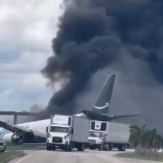 Aereo Boeing 767 cargo di Amazon esce di pista, si schianta e prende fuoco a Miami: "Almeno 5 morti"