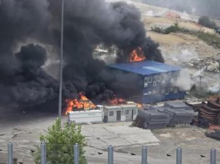 No Tav, assalto al cantiere in Val di Susa: bruciate 2 camionette dei carabinieri No Tav, assalto al cantiere in Val di Susa: bruciate 2 camionette dei carabinieri