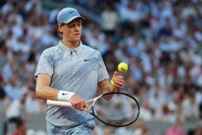 Sinner, il nuovo kit al Roland Garros non convince: "Sembra Cenerentolo"