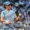 Sinner, il nuovo kit al Roland Garros non convince: "Sembra Cenerentolo" Sinner, il nuovo kit al Roland Garros non convince: "Sembra Cenerentolo"