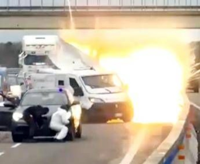 "Stanno rubando il furgone", l'assalto al portavalori in diretta - Il video